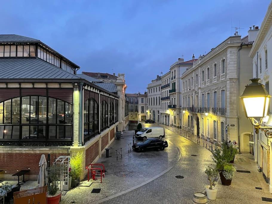 Vue Sur La Place Des Halles, Art Apparts Безье Экстерьер фото